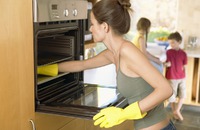 7 проверенных способов очистки кухонной мебели от жира