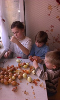 Весенние трудовые подвиги моих внучек Настюши Елены внука Алексашика.