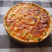 Лоранский пирог с курицей, грибами и брокколи