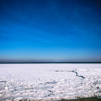 Вернулась зима. Море замерзло.