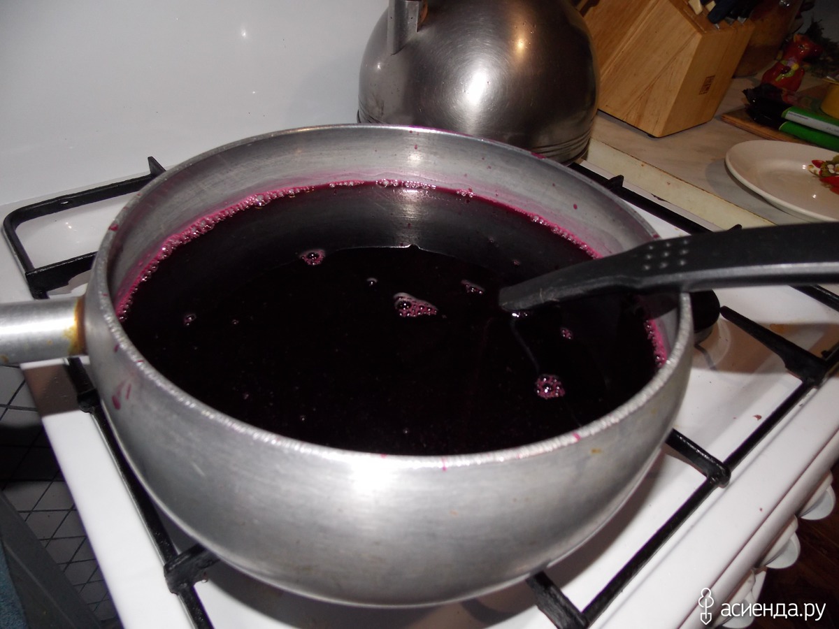 Приготовления виноградного сока. Сок из винограда в соковарке. Сок из смородины в соковарке. Виноградный сок в соковарке. Сироп из винограда.