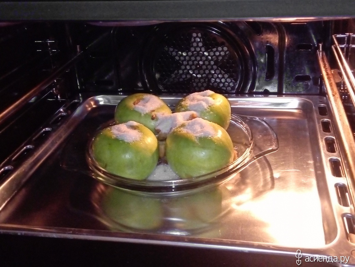 Сколько печь яблоки. Яблоки в духовке. Запеченное зеленое яблоко в духовке. Электрошкаф для запекания яблок. Яблоки для запекания.