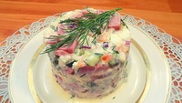 Вкусный и яркий салат с рисом и колбасой на праздничный стол